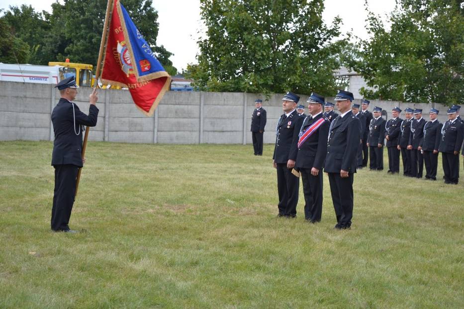 Przekazanie sztandaru pocztowi sztandarowemu