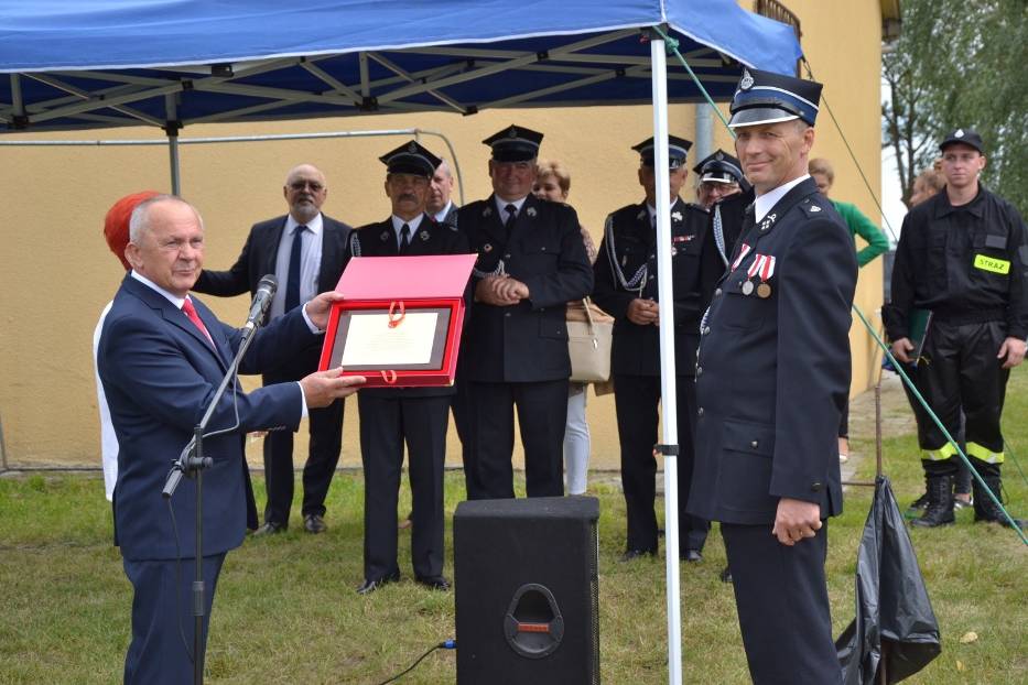 Przekazanie Prezesowi OSP Witkowo grawertonu przez Wójta Gminy i Przewodniczącą Rady Gminy