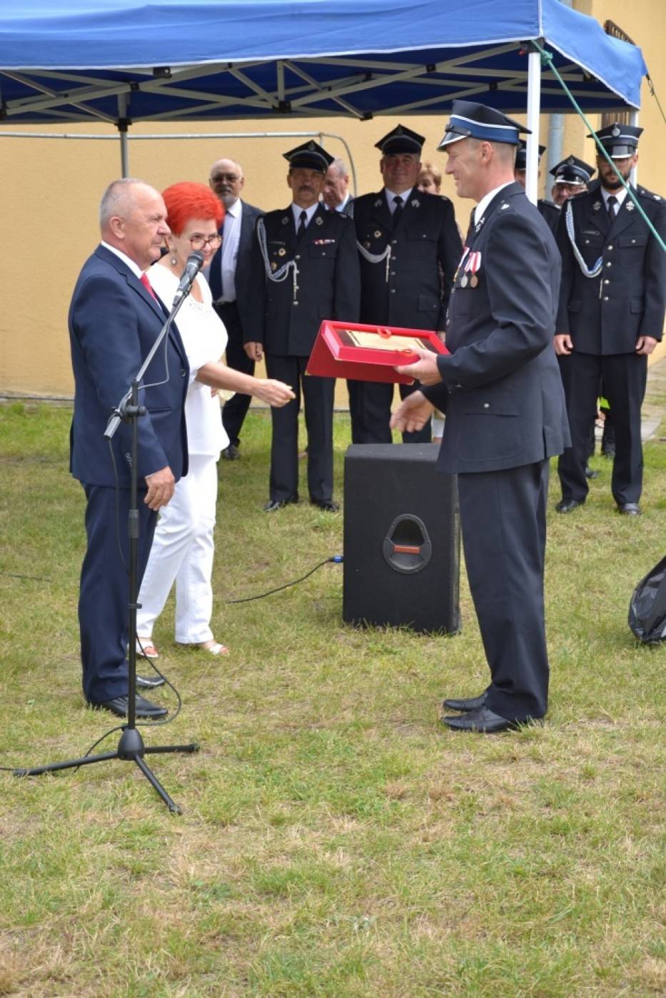 Prezes OSP Witkowo wraz z Wójtem Gminy i Przewodniczącą Rady Gminy Wielgie