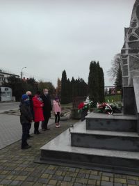 Władze Gminy Wielgie składają wieniec pod pomnikiem