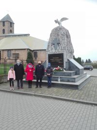 Władze Gminy Wielgie wraz z delegacją dzieci pod pomnikiem