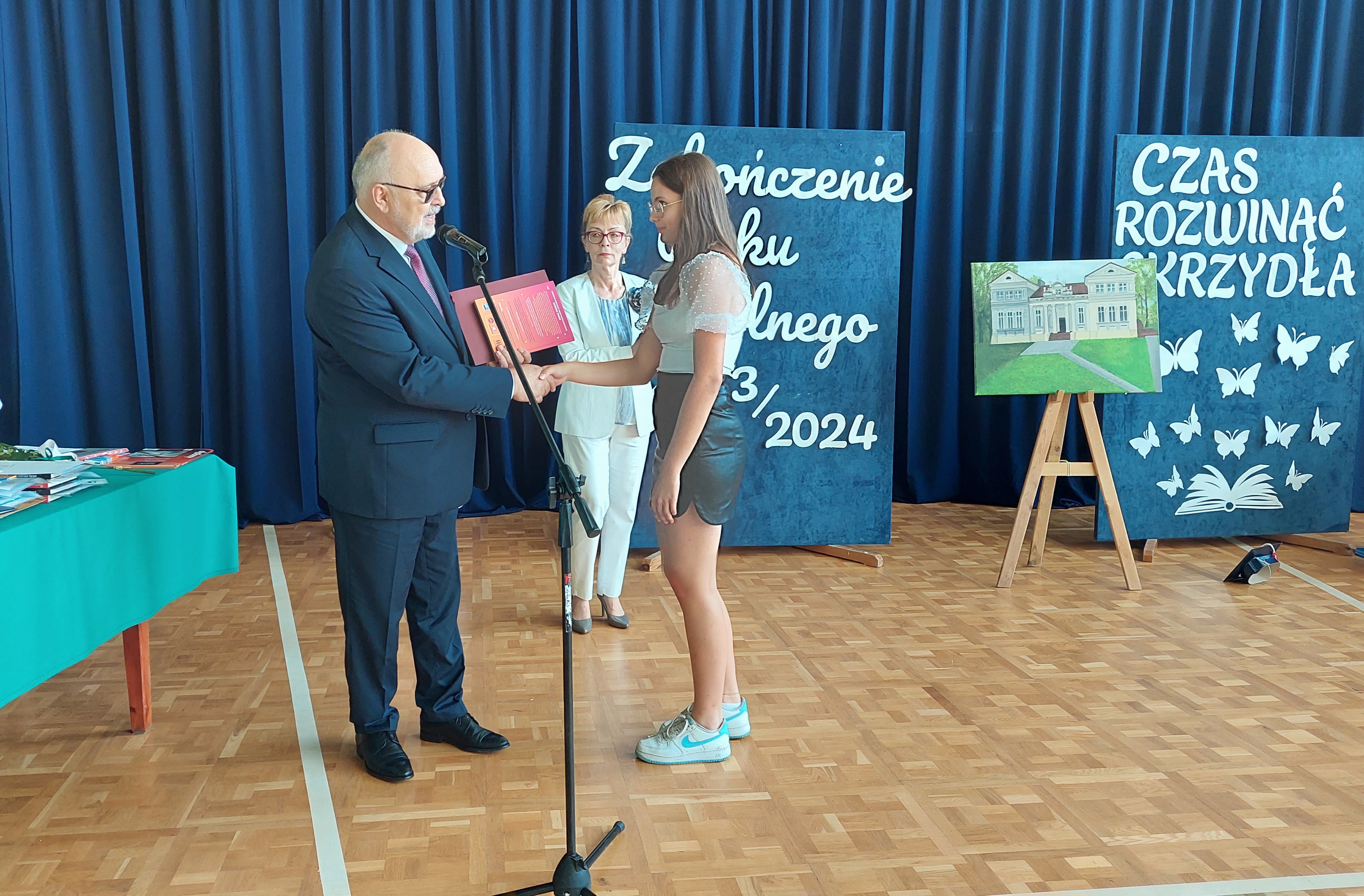 Wręczenie nagrody przez Sekretarza Gminy jednej z uczennic Szkoły Podstawowej w Zadusznikach