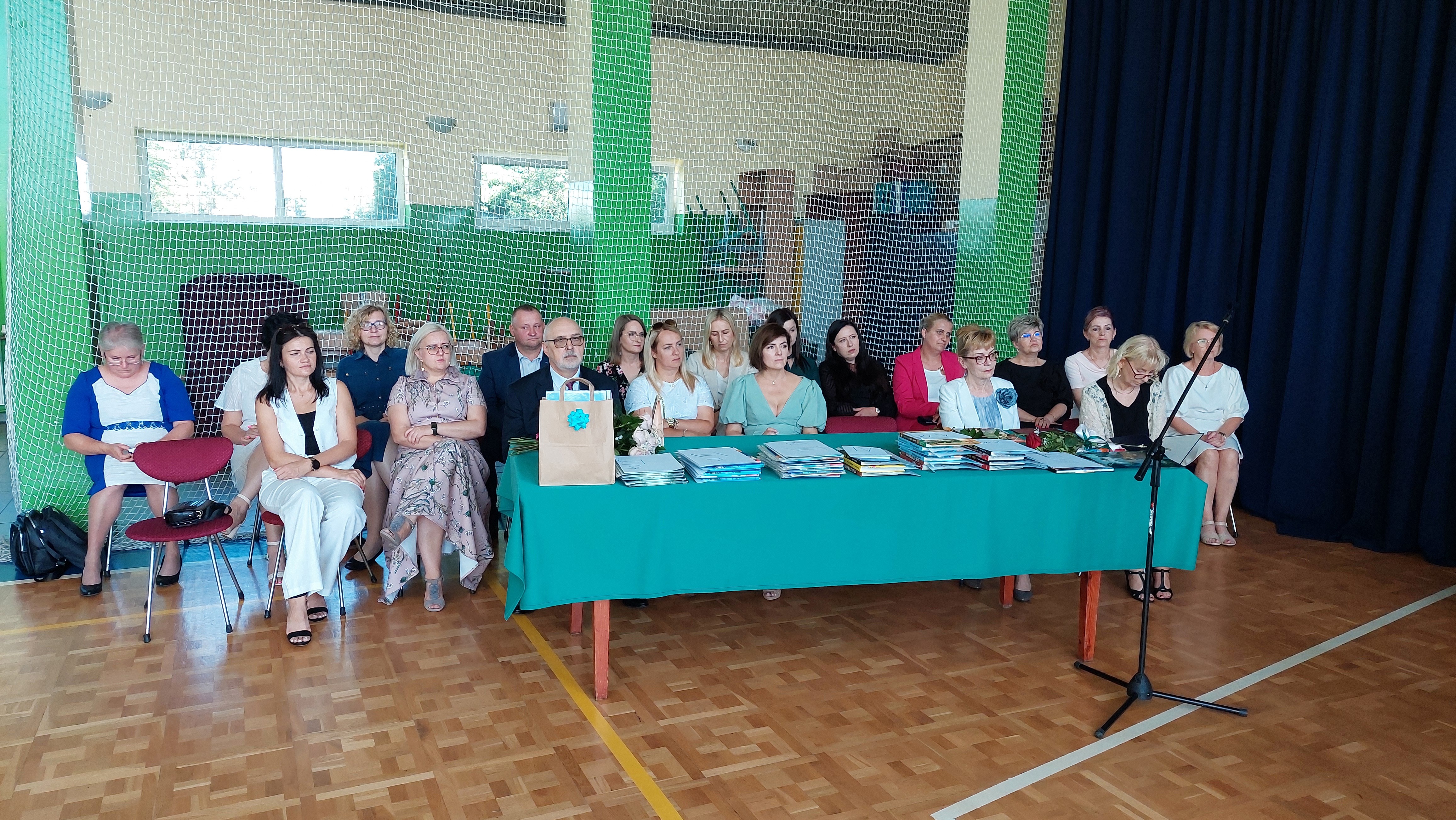 Kadra pedagogiczna wraz z zaproszonymi gośćmi