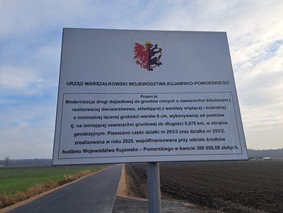 Tablica informacyjna z logo Urzędu Marszałkowskiego oraz informacją o otrzymanych środkach na realizację zadania