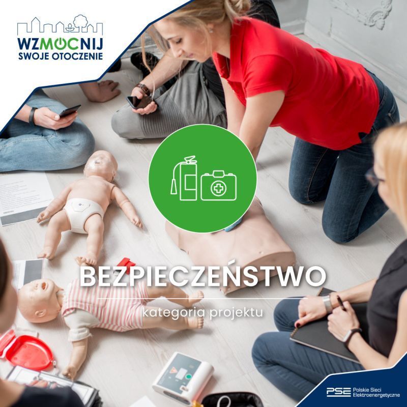 Na plakacie znajduję się kobieta robiąca na fantomie resuscytacje.
