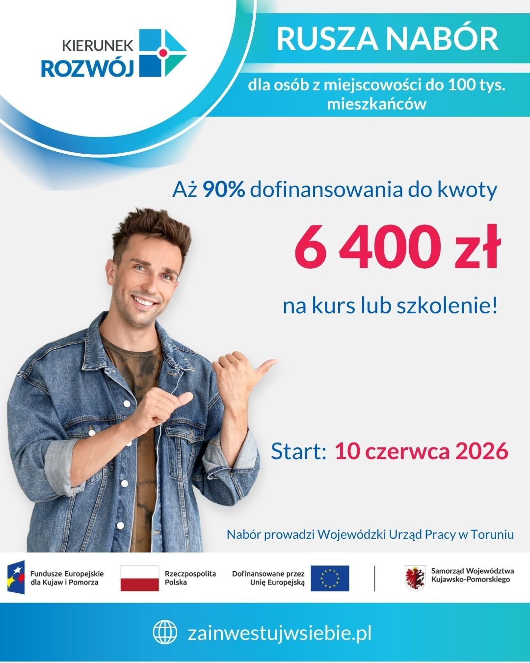 Mężczyzna wskazujący informację o naborze na dofinansowanie.