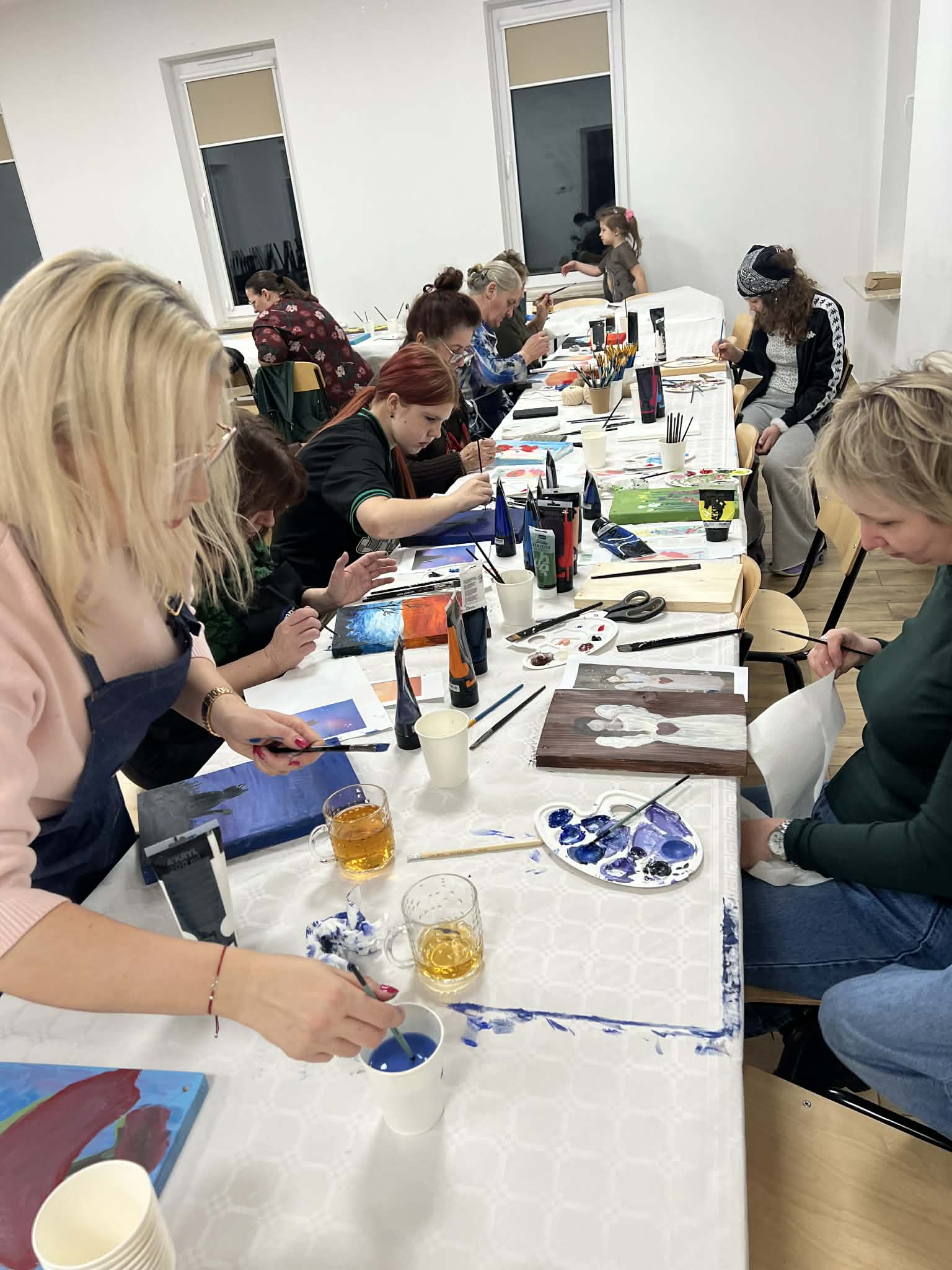 Malowanie farbami akrylowymi na drewnianych deskach.